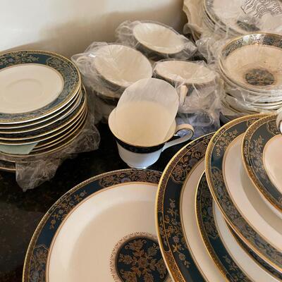 #119 Royal Doulton "CARLYLE" 6 pc. Service for 12