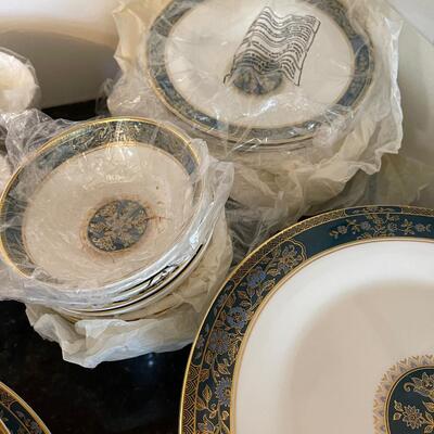 #119 Royal Doulton "CARLYLE" 6 pc. Service for 12