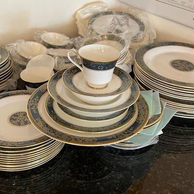 #119 Royal Doulton "CARLYLE" 6 pc. Service for 12