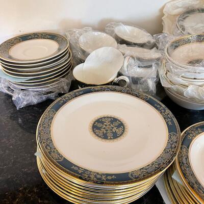 #119 Royal Doulton "CARLYLE" 6 pc. Service for 12