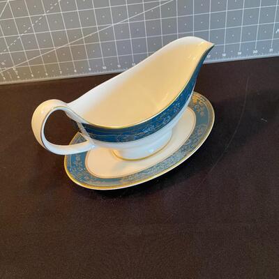 #121 Royal Doulton "CARLYLE" Gravy Boat w/saucer