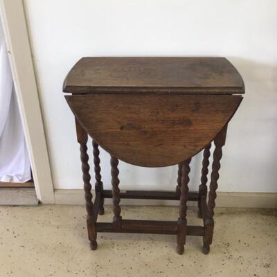 972-Small Oval English Gate Leg w/Barley Twist Legs