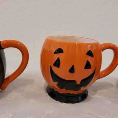 Lot 13: Halloween Coffee Cups 