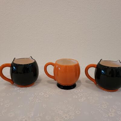 Lot 13: Halloween Coffee Cups 
