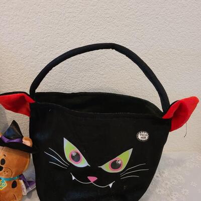 Lot 16: Window Gels, Light Up Treat Bucket, Make Up Kit and Itty-bitty Scooby