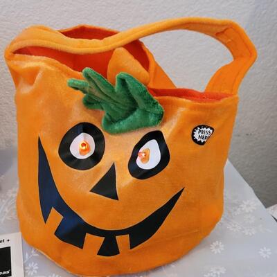 Lot 19: Window Gels, Light Up Bucket, Make Up and an Itty-bitty Scooby-Doo 