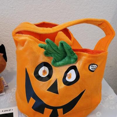 Lot 19: Window Gels, Light Up Bucket, Make Up and an Itty-bitty Scooby-Doo 