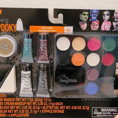 Lot 19: Window Gels, Light Up Bucket, Make Up and an Itty-bitty Scooby-Doo 