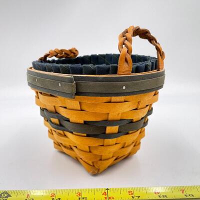 LONGABERGER 1999 COLLECTORâ€™S CLUB RENEWAL BASKET
