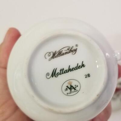 Lot #24  4 cups/saucers Historic Williamsburg pattern "Mottahedeh"