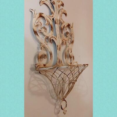 #104 Fleur De Lis Wrought Iron Wall Planter