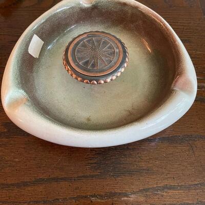 LOT 17 - No. 1985, The Hyde Park, RARE Triangle Ashtray, Roseville Pottery