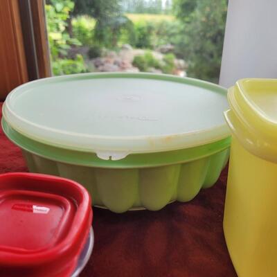 Lot 8: Tupperware and Rubbermaid lot 