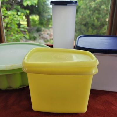 Lot 8: Tupperware and Rubbermaid lot 
