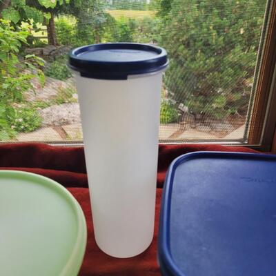 Lot 8: Tupperware and Rubbermaid lot 