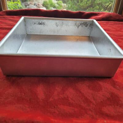 Lot 17: William Sonoma 9 Ã— 9 Pan