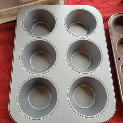 Lot 18: Muffin Pans and Pan 
