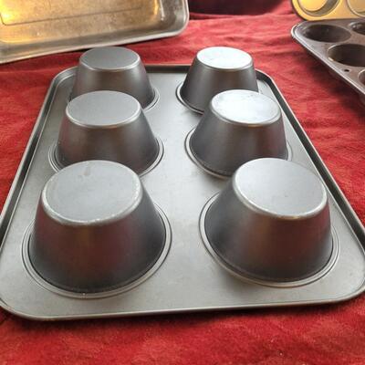 Lot 18: Muffin Pans and Pan 