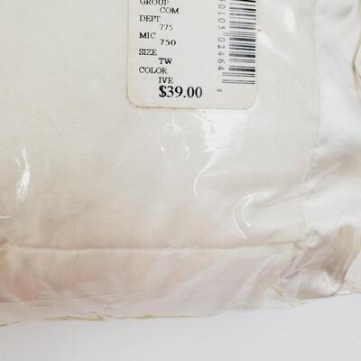 NOBILITY COMFOREL HYPOALLERGENIC MACHINE WASHABLE DOWN ALTERNATIVE BLANKET TWIN