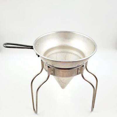 VINTAGE ALUMINUM WEAR EVER NO 452 SIEVE/COLANDER/STRAINER WITH WOODEN PESTLE AND STAND