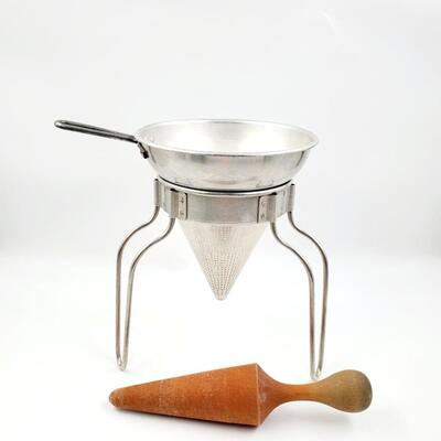 VINTAGE ALUMINUM WEAR EVER NO 452 SIEVE/COLANDER/STRAINER WITH WOODEN PESTLE AND STAND