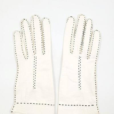 VINTAGE GLOVES WHITE WITH BLACK STITCHING 