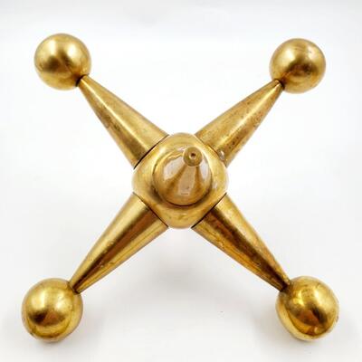 LARGE JACKS TYPE BRASS COLORED METAL DECORATIVE PIECE