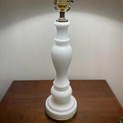 WHITE TABLE LAMP W/ SHADE