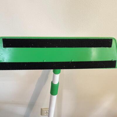 â€œQUICK CLEAN N GREENâ€ MICROFIBER MOP W/ INTERCHANGEABLE HEADS