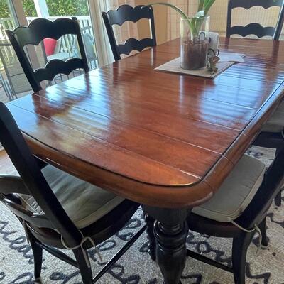 Beautiful Hooker kitchen table and 6 chairs