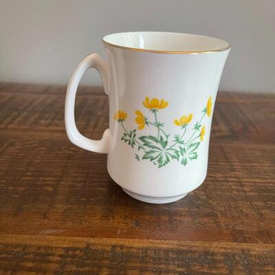 LOT 79 - Surrey Buttercups China, Crown Sterling England, 12 pieces