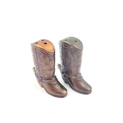 SMALL COWBOY BOOTS WITH SPURS SALT AND PEPPER SHAKERS