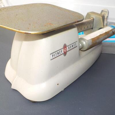 1950's to 60's Pitney Bowes table top weight scale.