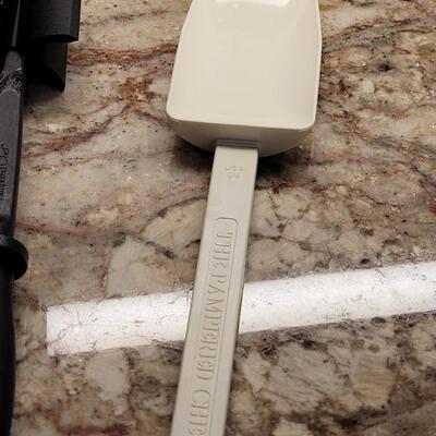 Lot 11: Pampered Chef Microwave Strainer and Utensils 