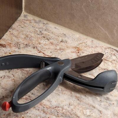 Lot 12: Pampered Chef Kitchen Utensils Lot