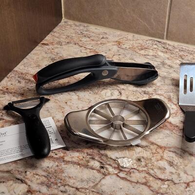 Lot 12: Pampered Chef Kitchen Utensils Lot