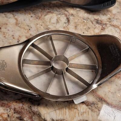 Lot 12: Pampered Chef Kitchen Utensils Lot