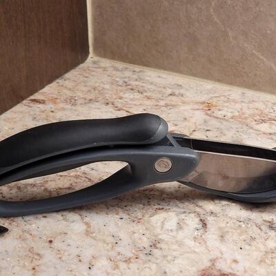 Lot 12: Pampered Chef Kitchen Utensils Lot