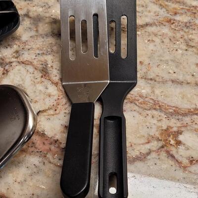 Lot 12: Pampered Chef Kitchen Utensils Lot