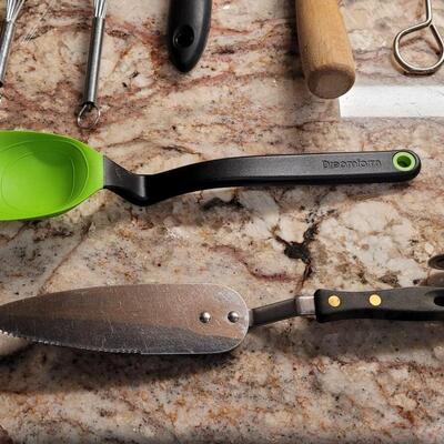 Lot 13: Kitchen Utensils Lot 