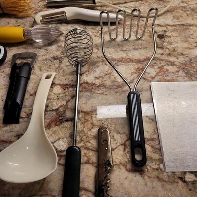 Lot 14: Kitchen Utensils Lot