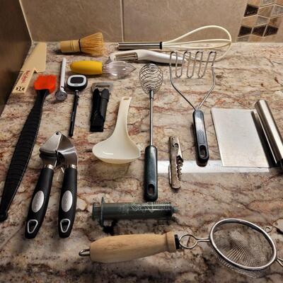 Lot 14: Kitchen Utensils Lot