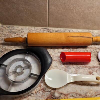 Lot 15: Kitchen Utensils Lot