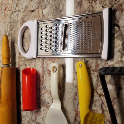 Lot 15: Kitchen Utensils Lot