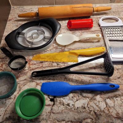 Lot 15: Kitchen Utensils Lot