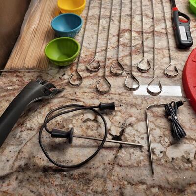 Lot 16: Kitchen Gadgets & Utensils Lot 