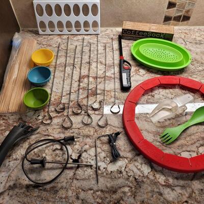 Lot 16: Kitchen Gadgets & Utensils Lot 