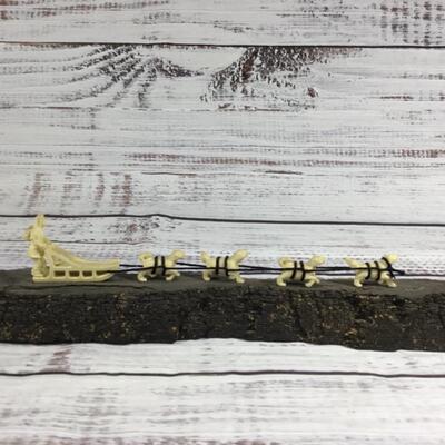 Eskimo sledding with dogs Figurine