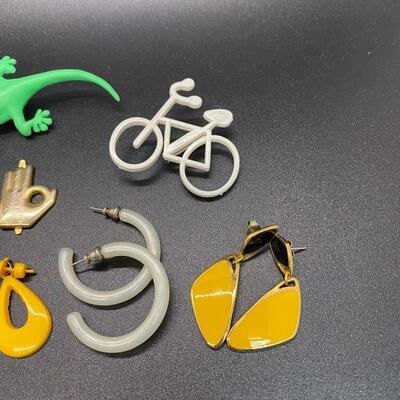 1980s Retro Jewelry Lot Plastic & Enamel