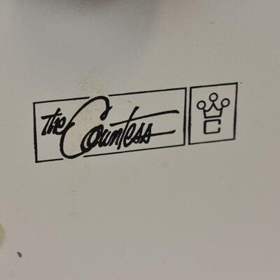 The Countess Sewing Machine with Thread | EstateSales.org